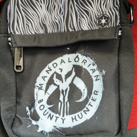 Buckle Down / The Mandalorian Bounty Hunter Crossbody Wallet / Blk/White NWOT - Picture 3 of 8